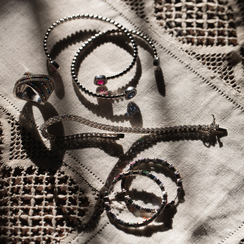 Pulsera Rigida Abierta Con Piedras Rojas