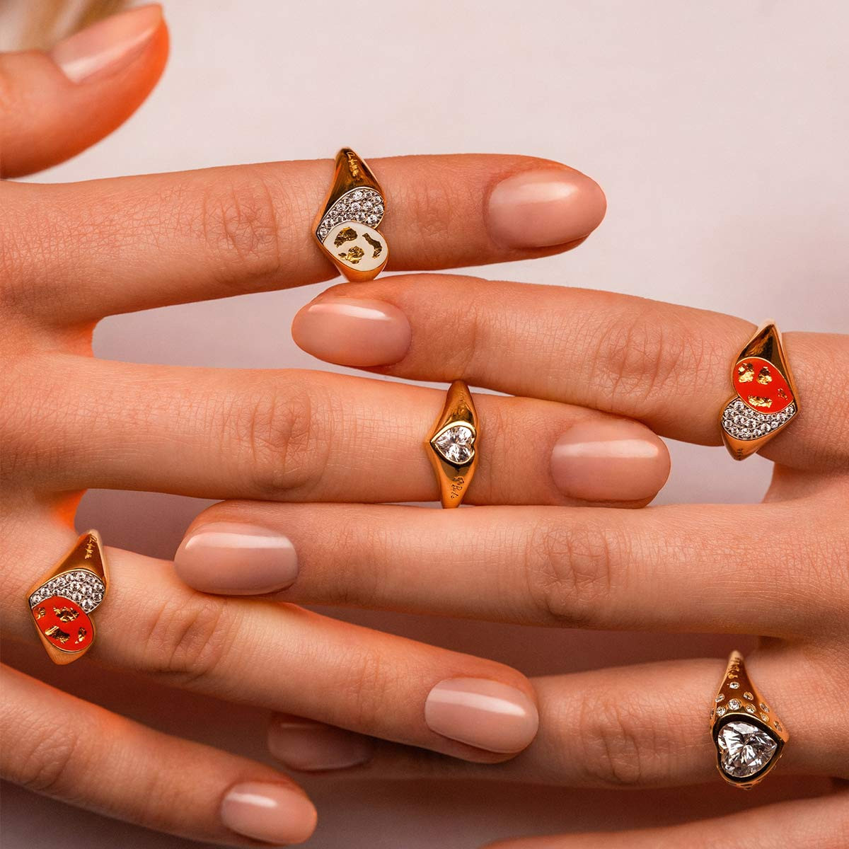 ANILLO CHEVALIER CORAZÓN ESMALTE Y HOJAS ORO