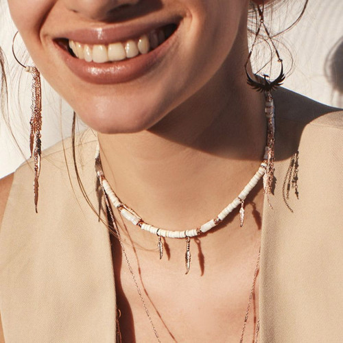 COLLAR BLANCO CON PLUMAS