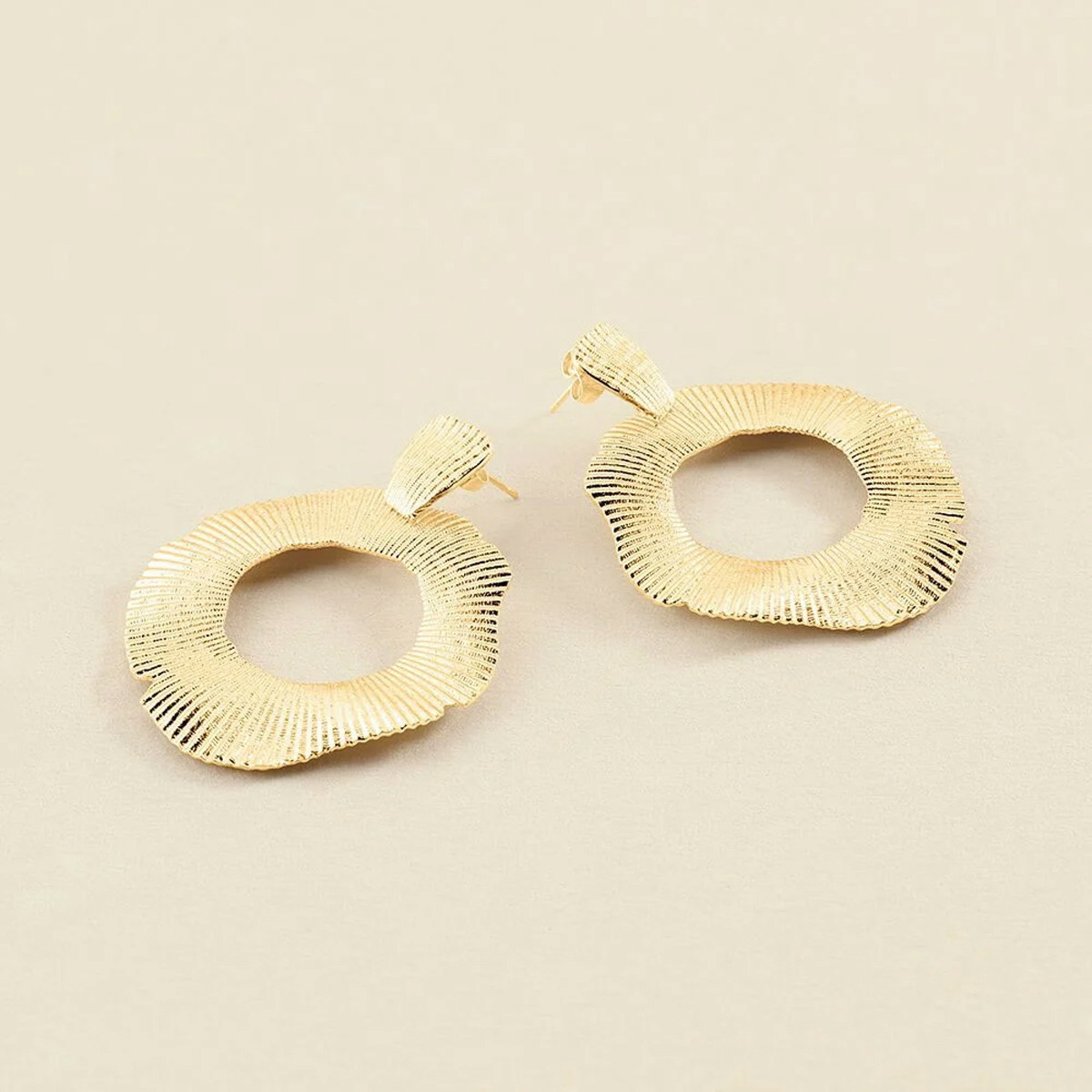 VENUS LONG EARRINGS - GOLD
