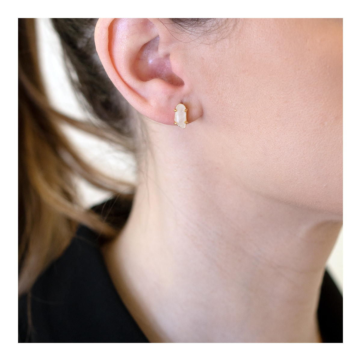 GOLDEN EARRINGS WITH WHITE STONE